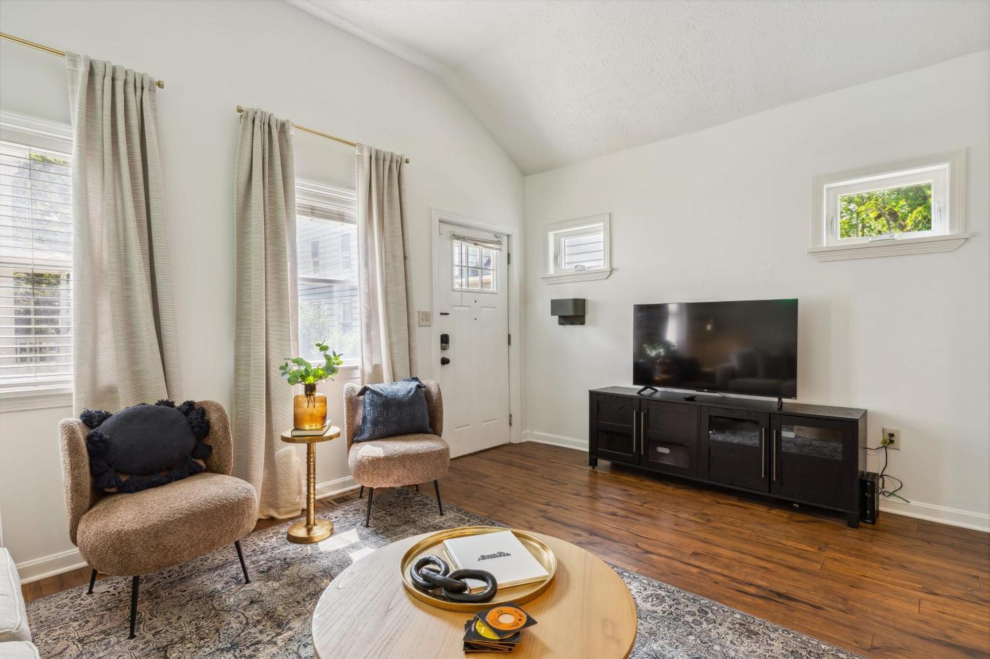 Newly Renovated Tremont Treasure I Cozy + Modern Villa Cleveland Exterior photo